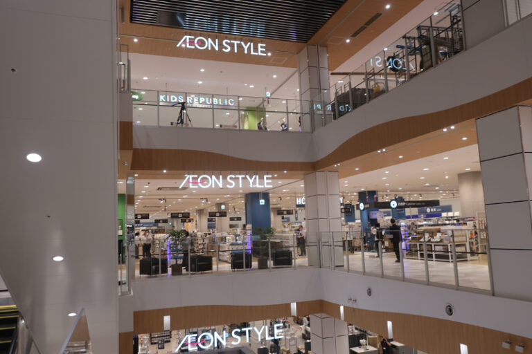 AEON Retail / Introduced AI camera / shelf signage to “AEON STYLE